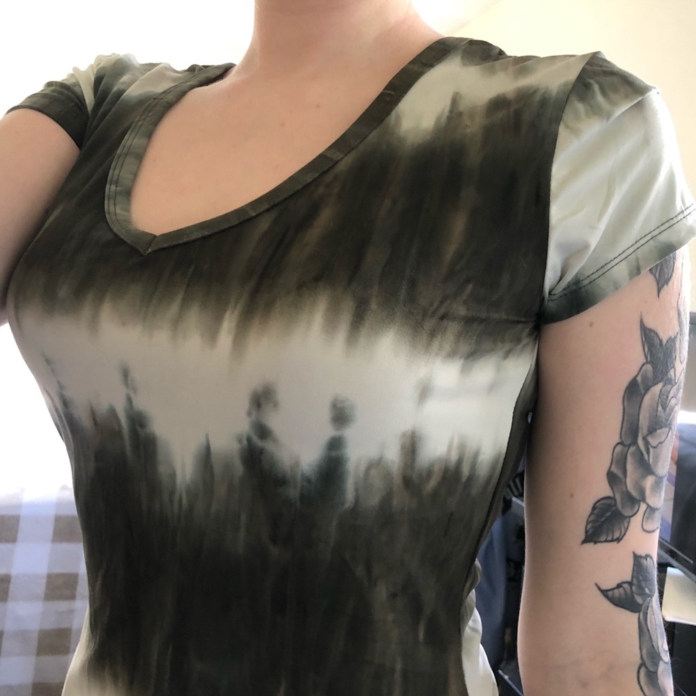 Green and white short sleeve tee